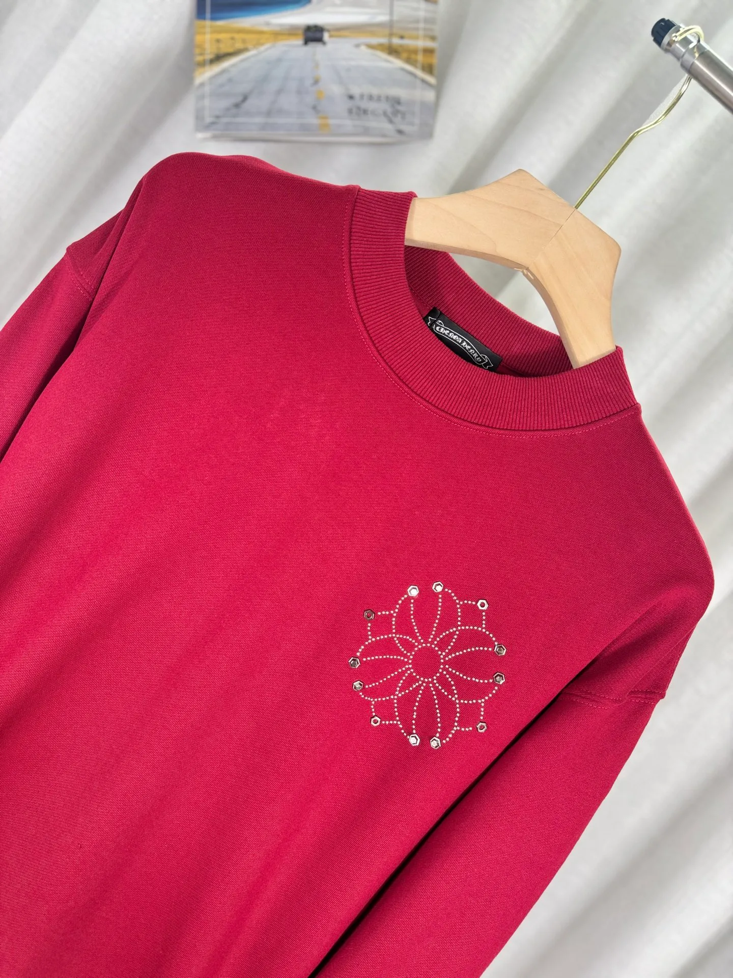 P250 top version, real shot without P, ​​different from market currency) 𝗖𝗵𝗿𝗼𝗺𝗲 𝗛𝗲𝗮𝗿𝘁𝘀/Croxin 2025 Autumn and Winter New Original Single Counter American 3D Rivets and Stickers Couple Casual Sweater 👑The highest version! Customized fabric 430g tripe terry fabric! American-style pickled and distressed original fabric, laser-burned flowers, rivets and diamonds, exquisite embroidery of letters! The best-selling model in the counter, very comfortable to wear. Accessories: original molded and authenticated collar label➕100% silk wash label. Genuine purchase-grade original hangtag➕matching hanging rope➕3D hanging beads➕original packaging bag. Craftsmanship: The original version has consistent wiring! The highest version of the armhole matching technique! Color: Red Black Size: S M L XL Style No.: 9334